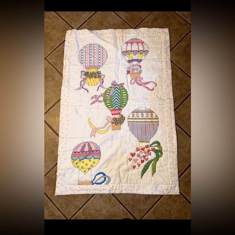 Hot air balloon baby blanket. There are 5 different hot air balloons - beautiful - Picture 1 of 11
